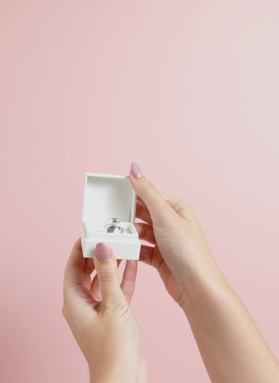 Ring boxes that hold securely