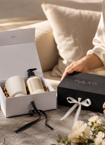 Choosing Between Tray Style And Lidded Hampers For Your Retail Needs