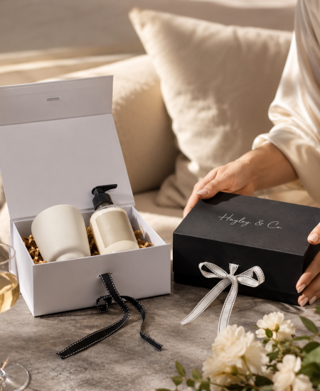Choosing Between Tray Style And Lidded Hampers For Your Retail Needs