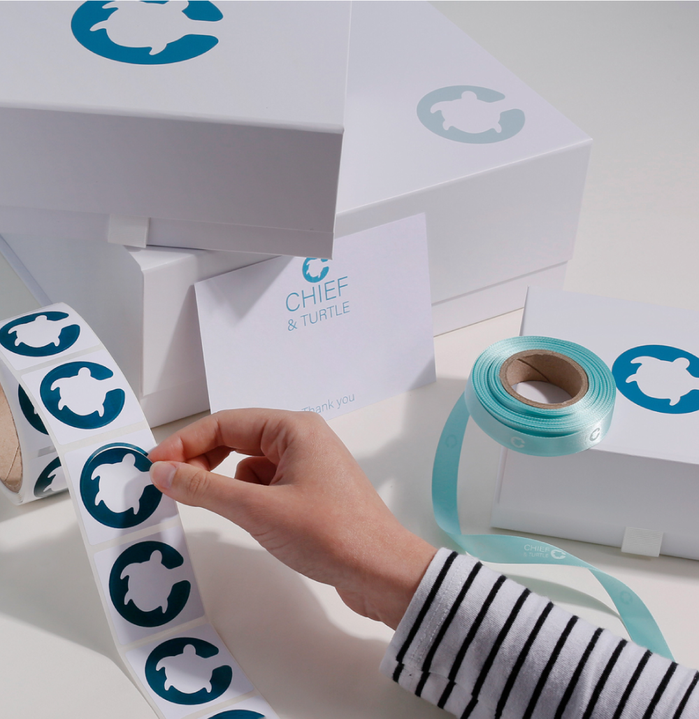 Packaging stickers applied to kraft and laminated boxes and bags.